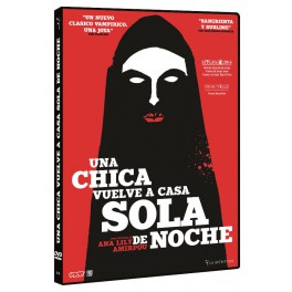 Una chica vuelve a casa sola de noche